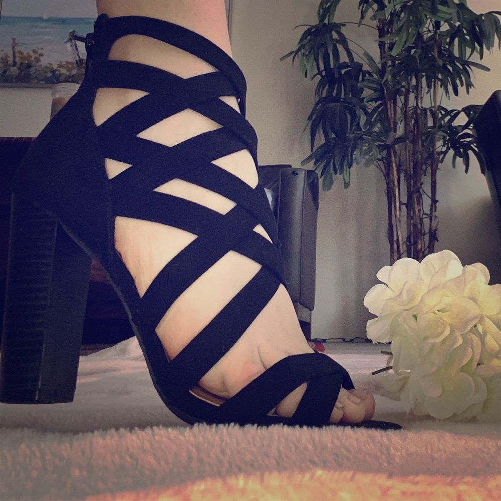 STRAP BLACK HEELS